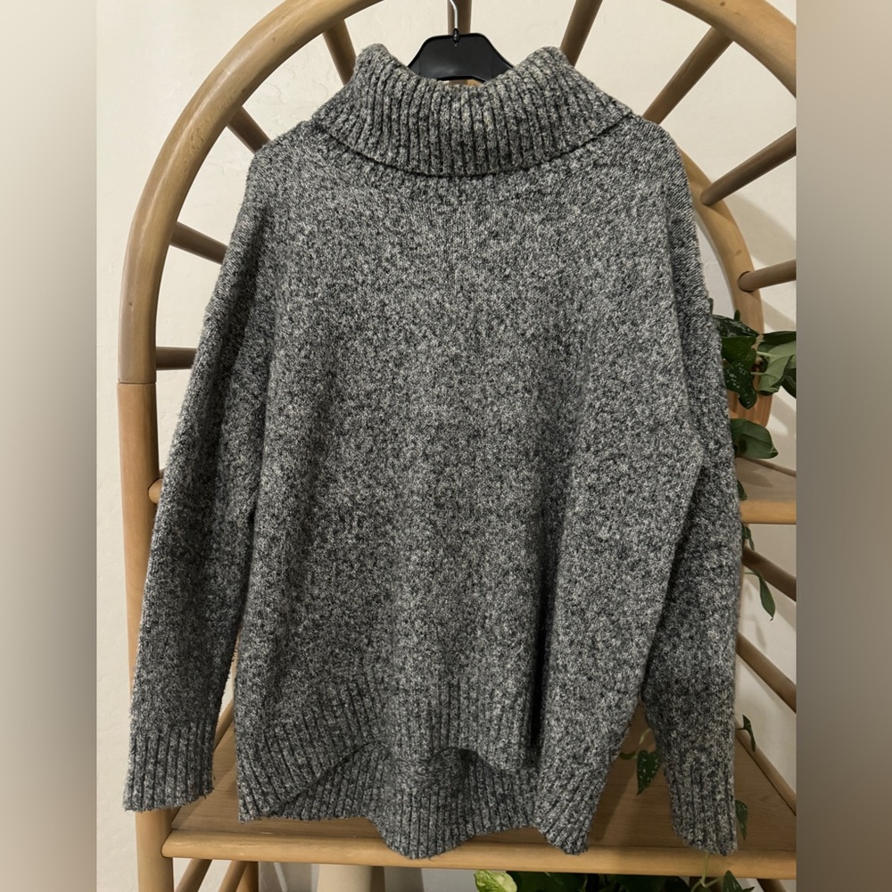 Hemmed turtleneck
